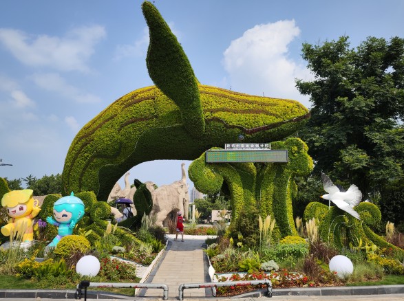 《魚躍長青·喜迎亞運》——象山人民廣場亞運主題綠雕