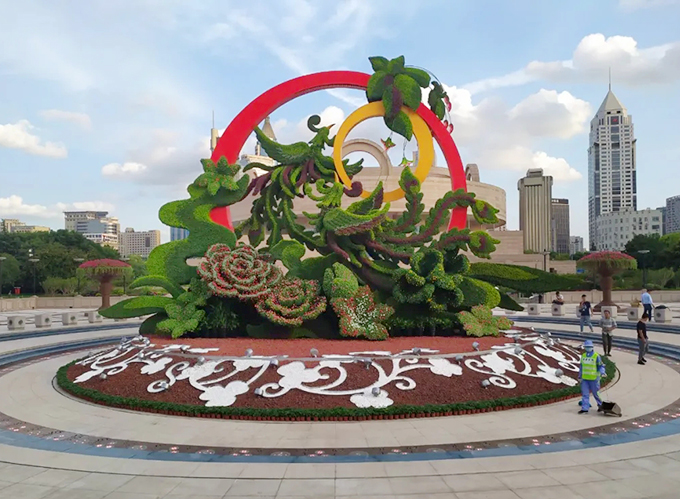 國慶立體花壇上海市人民廣場(chǎng)“鳳飛祥舞，日月同輝”04-上海黃浦官方微信.webp.jpg